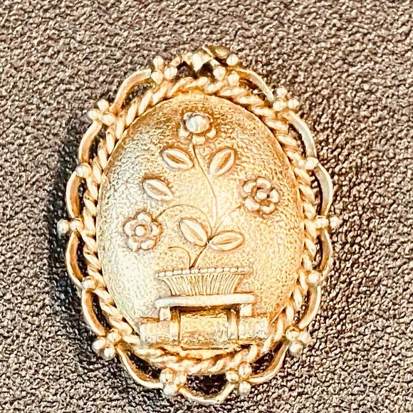 VANDA Signed Vintage Solid Perfume Locket/Pendant Necklace.USA.60s - Picture 2 of 3